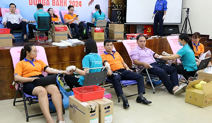 DongA Bank tổ chức hiến máu tình nguyện dịp kỷ niệm 32 năm thành lập