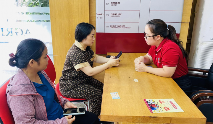 Agribank hỗ trợ khách hàng thu thập sinh trắc học tại quầy giao dịch