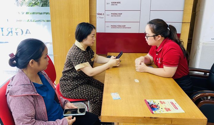 Agribank hỗ trợ khách hàng thu thập sinh trắc học tại quầy giao dịch