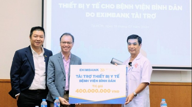 Eximbank trao tặng thiết bị y tế trị giá 400 triệu đồng cho Bệnh viện Bình Dân