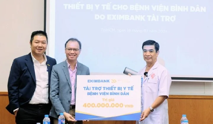 Eximbank trao tặng thiết bị y tế trị giá 400 triệu đồng cho Bệnh viện Bình Dân