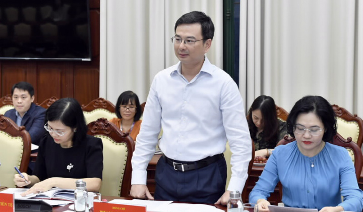 Discussing with experts on foreign currency policy and interest rates applied to USD deposits