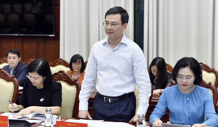 Discussing with experts on foreign currency policy and interest rates applied to USD deposits