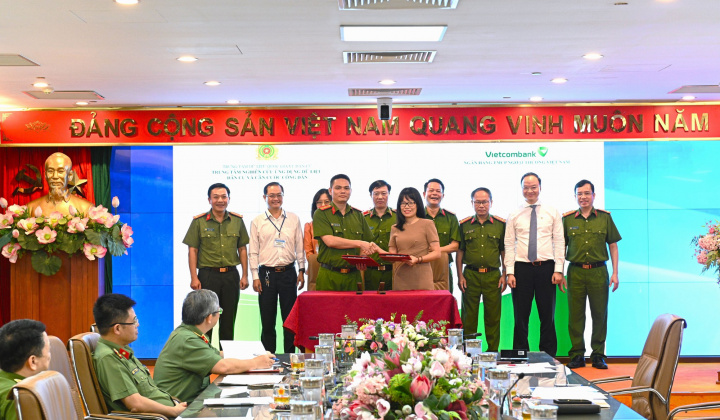 Vietcombank tiên phong khai thác trực tiếp “Dịch vụ xác thực điện tử” từ VNeID
