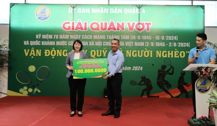 SaiGonBank tặng 100 triệu đồng ủng hộ quỹ “Vì người nghèo” quận 4