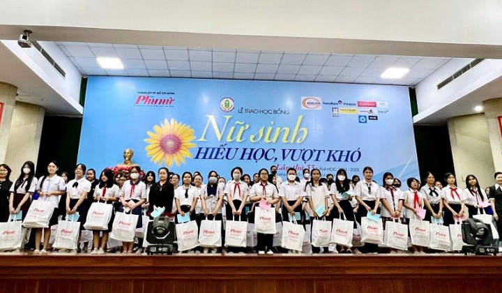 VietinBank tặng học bổng cho các em học sinh có hoàn cảnh khó khăn