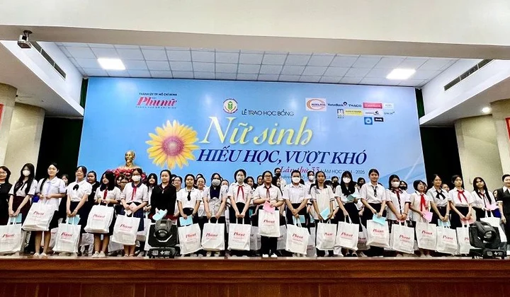 VietinBank tặng học bổng cho các em học sinh có hoàn cảnh khó khăn