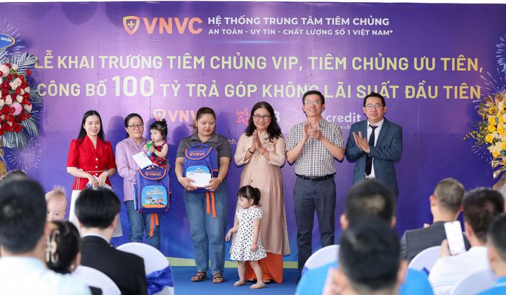 Mcredit và VNVC hỗ trợ tiêm vắc xin trả góp không lãi suất đạt mốc 100 tỷ