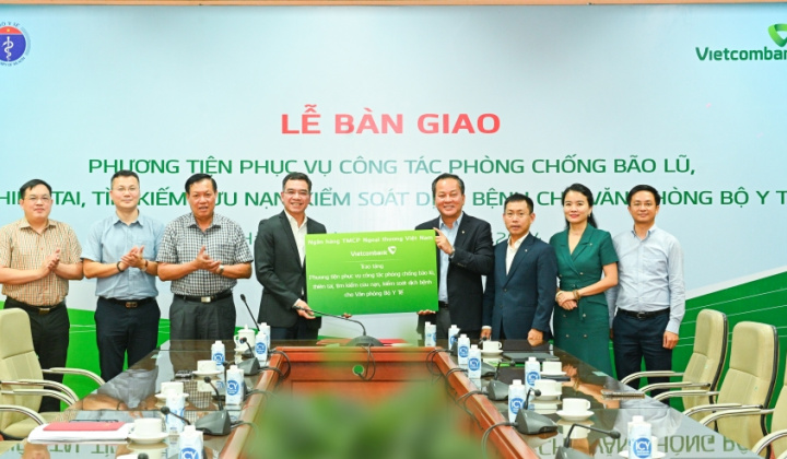Vietcombank tặng 5 tỷ đồng cho Bộ Y tế phòng chống thiên tai và kiểm soát dịch bệnh