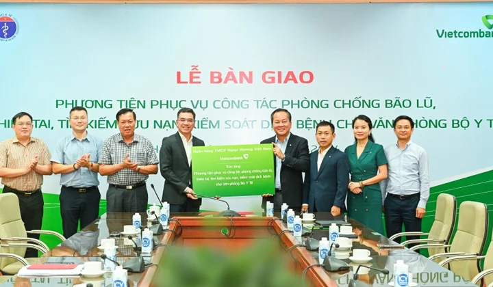 Vietcombank tặng 5 tỷ đồng cho Bộ Y tế phòng chống thiên tai và kiểm soát dịch bệnh