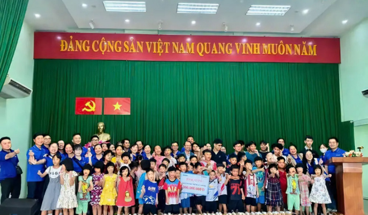 Eximbank thăm và tặng quà 3 trung tâm tiếp nhận trẻ em từ Mái ấm Hoa Hồng