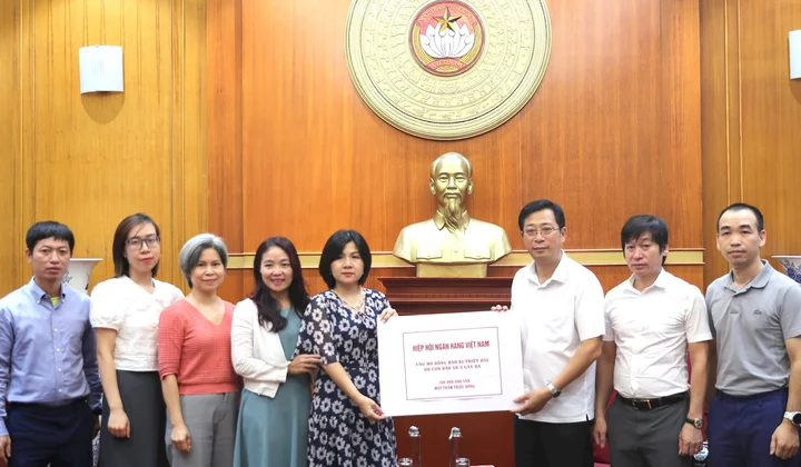 Cơ quan Thường trực Hiệp hội Ngân hàng Việt Nam trao hỗ trợ đồng bào bị thiệt hại do bão số 3