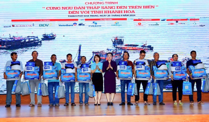 Agribank tiếp tục hành trình “Cùng ngư dân thắp sáng đèn trên biển” tại Khánh Hòa