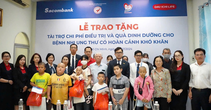 Sacombank cùng Dai-ichi Life trao quà cho bệnh nhân nghèo