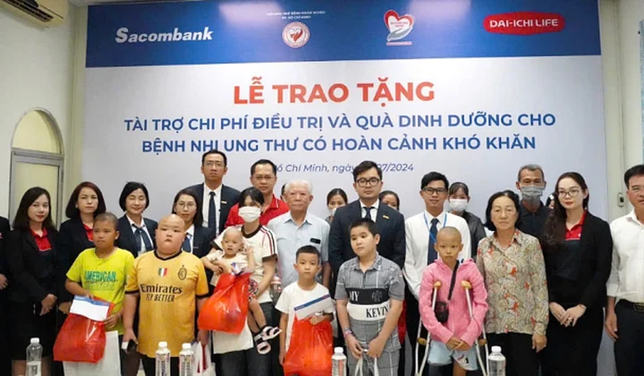 Sacombank cùng Dai-ichi Life trao quà cho bệnh nhân nghèo
