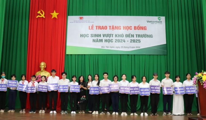 Vietcombank Đông Bình Dương tài trợ 800 triệu đồng học bổng cho học sinh vượt khó
