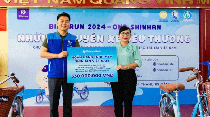Shinhan Việt Nam tặng xe đạp cho các học sinh có hoàn cảnh khó khăn tại TP. Thủ Đức