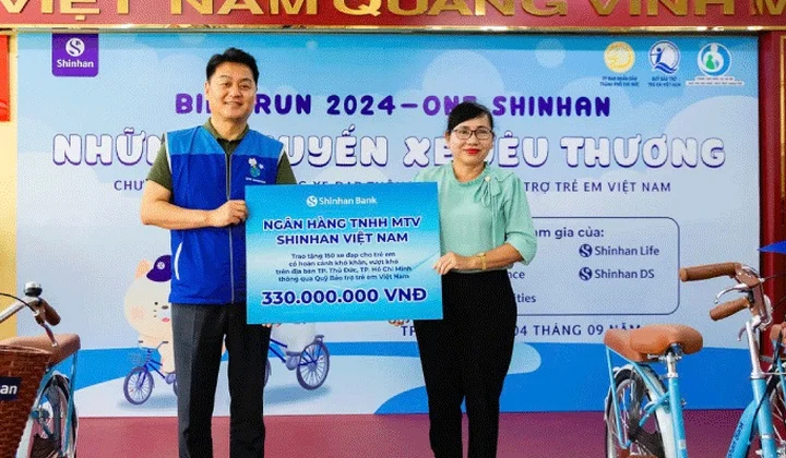 Shinhan Việt Nam tặng xe đạp cho các học sinh có hoàn cảnh khó khăn tại TP. Thủ Đức
