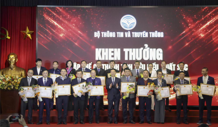 Vụ Truyền thông nhận bằng khen của Bộ trưởng Bộ Thông tin và Truyền thông về truyền thông chính sách