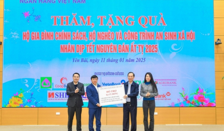 Công đoàn Ngân hàng Việt Nam tặng quà hộ nghèo, gia đình chính sách tại tỉnh Yên Bái
