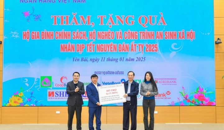 Công đoàn Ngân hàng Việt Nam tặng quà hộ nghèo, gia đình chính sách tại tỉnh Yên Bái