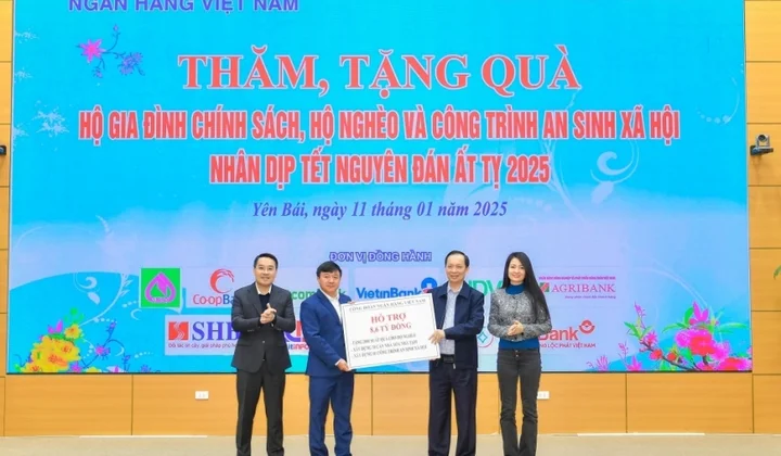 Công đoàn Ngân hàng Việt Nam tặng quà hộ nghèo, gia đình chính sách tại tỉnh Yên Bái