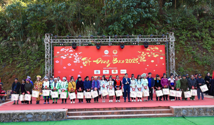 Nhiều ngân hàng chung tay mang Tết đến với đồng bào vùng cao