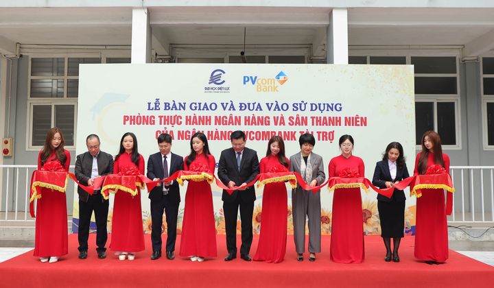 PVcomBank bàn giao phòng thực hành ngân hàng và sân thanh niên cho EPU