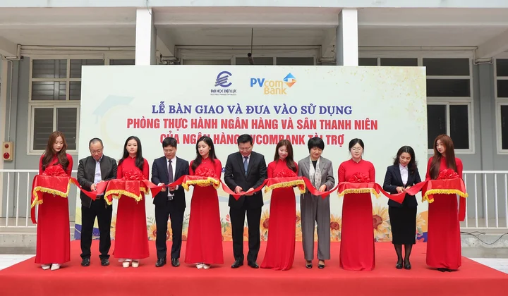 PVcomBank bàn giao phòng thực hành ngân hàng và sân thanh niên cho EPU