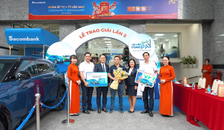 Sacombank trao thưởng xe VinFast VF3 và VF7 Plus cho khách hàng
