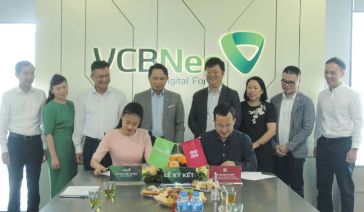 VCBNeo hợp tác MoMo phát triển giải pháp tài chính số cho người Việt