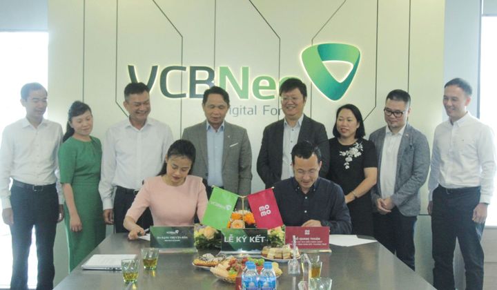 VCBNeo hợp tác MoMo phát triển giải pháp tài chính số cho người Việt