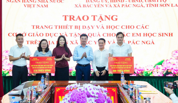 Ngành Ngân hàng trao tặng thiết bị dạy học, đồng hành cùng giáo dục tỉnh Sơn La