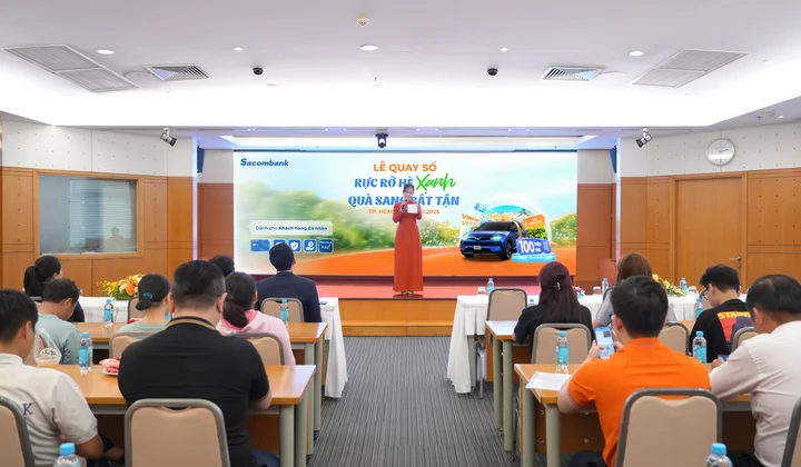 Sacombank tìm ra khách hàng trúng ô tô điện VinFast VF9 Eco và hàng trăm giải thưởng giá trị