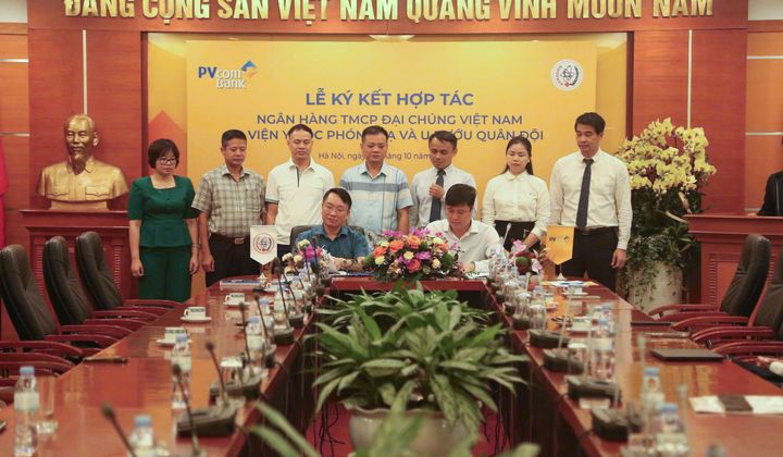 PVcomBank ký kết hợp tác thúc đẩy chuyển đổi số y tế quân đội