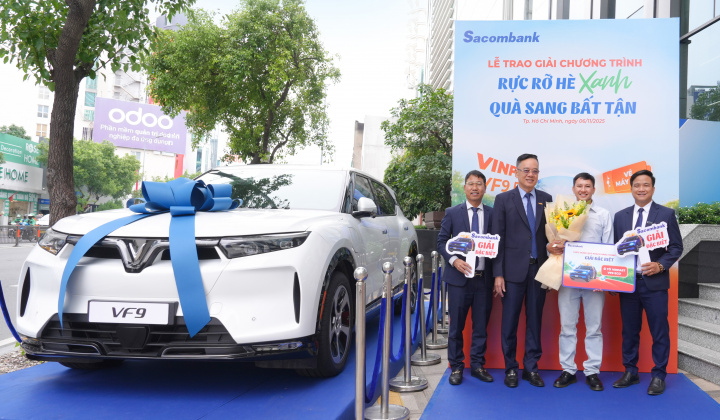 Sacombank trao xe ô tô điện VinFast VF9 Eco cho khách hàng may mắn