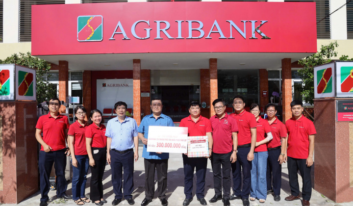 Công đoàn Agribank thăm, động viên đoàn viên, người lao động bị ảnh hưởng bởi bão số 13 Kalmaegi