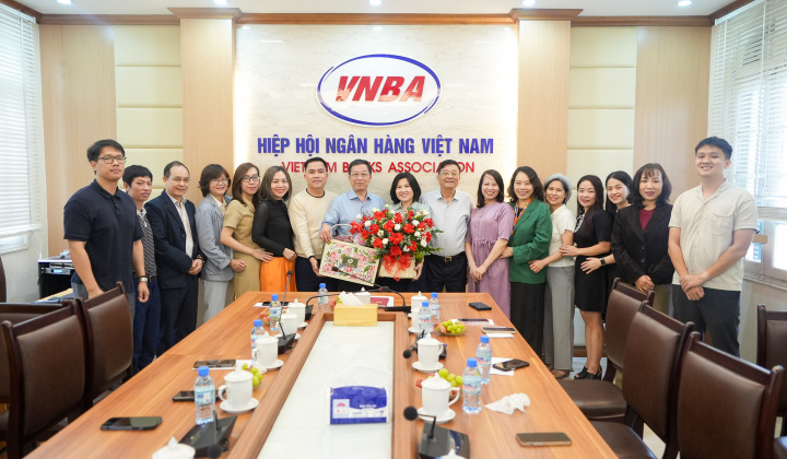 Phó Chủ tịch, Tổng Thư ký Nguyễn Quốc Hùng chúc mừng cán bộ, nhân viên Trung tâm đào tạo VNBA nhân Ngày Nhà giáo Việt Nam 20/11
