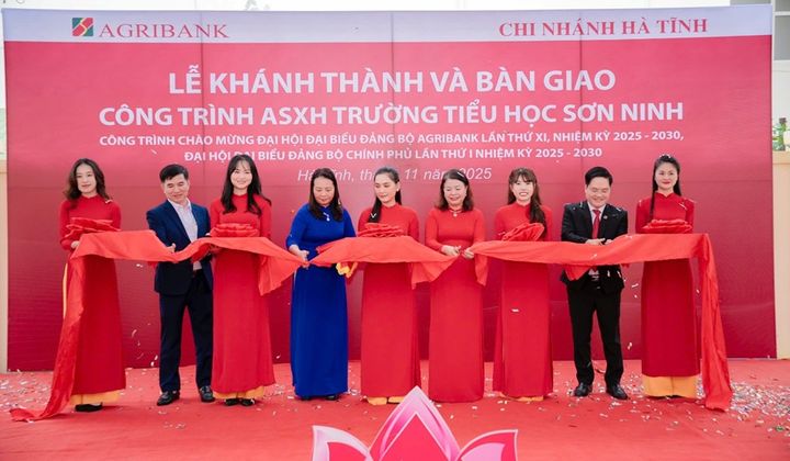 Cô trò Trường Tiểu học Sơn Ninh đón nhận công trình an sinh xã hội trị giá 7,5 tỷ đồng do Agribank tài trợ