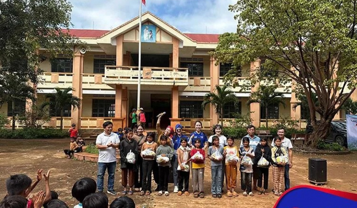 SCB lan tỏa yêu thương qua chương trình “Nâng bước em đến trường”