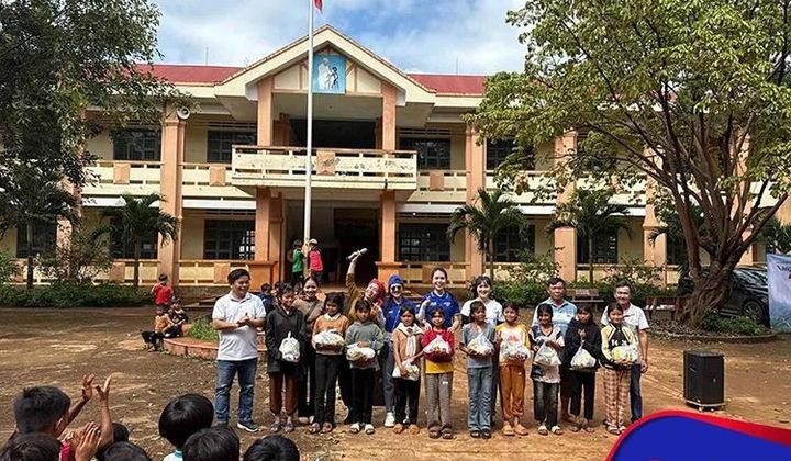 SCB lan tỏa yêu thương qua chương trình “Nâng bước em đến trường”