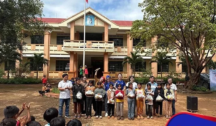 SCB lan tỏa yêu thương qua chương trình “Nâng bước em đến trường”