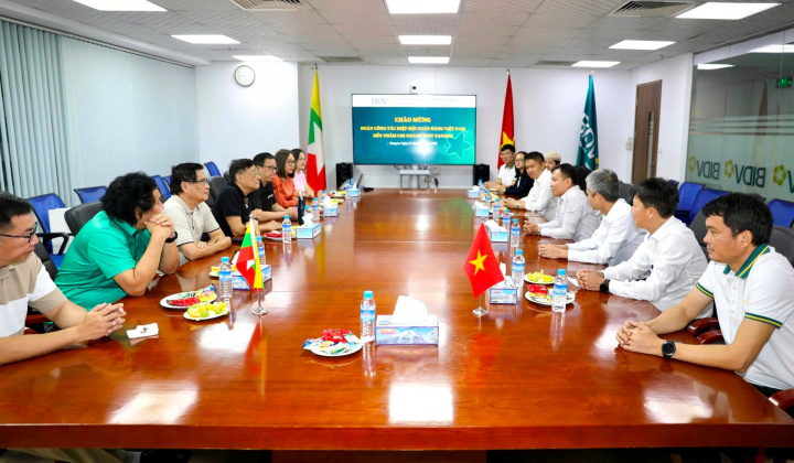 Vietnam Banks Association Delegation visits and works with BIDV Yangon branch