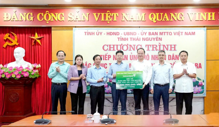 Vietcombank trao quà an sinh xã hội ở Thái Nguyên, Hưng Yên