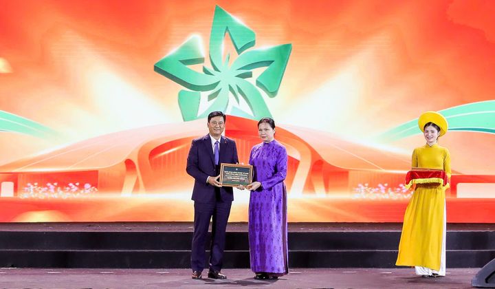 Agribank trao 10 tỷ đồng an sinh xã hội, cùng cả nước hướng về đồng bào vùng bão lũ