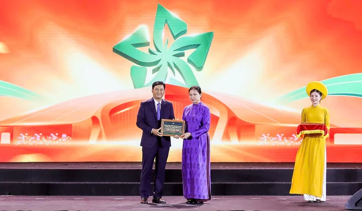 Agribank trao 10 tỷ đồng an sinh xã hội, cùng cả nước hướng về đồng bào vùng bão lũ