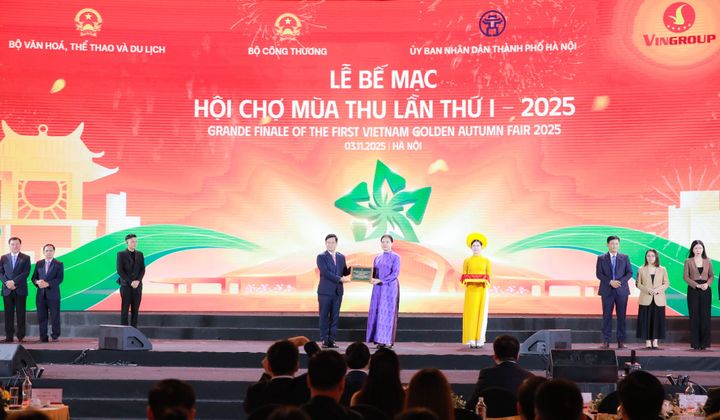 VietinBank chung tay hỗ trợ đồng bào vùng bão lũ và người nghèo Thủ đô