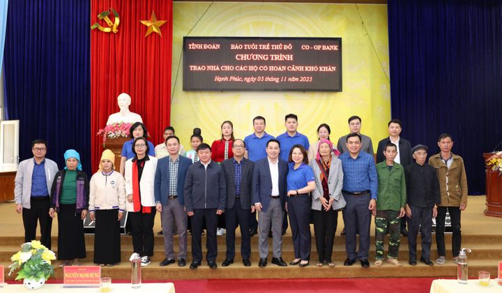 Co-opBank trao kinh phí hỗ trợ xây sửa nhà cho các hộ dân khó khăn tại xã Hạnh Phúc, tỉnh Lào Cai