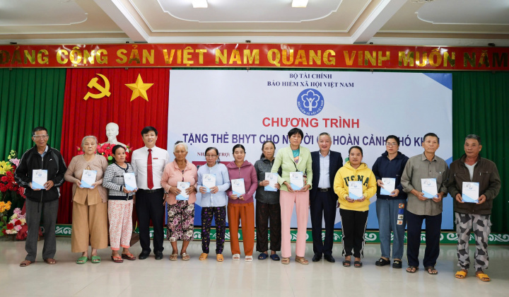 Agribank đồng hành cùng Bảo hiểm xã hội Việt Nam trao tặng gần 500 thẻ Bảo hiểm y tế cho người có hoàn cảnh khó khăn tại Đắk Lắk