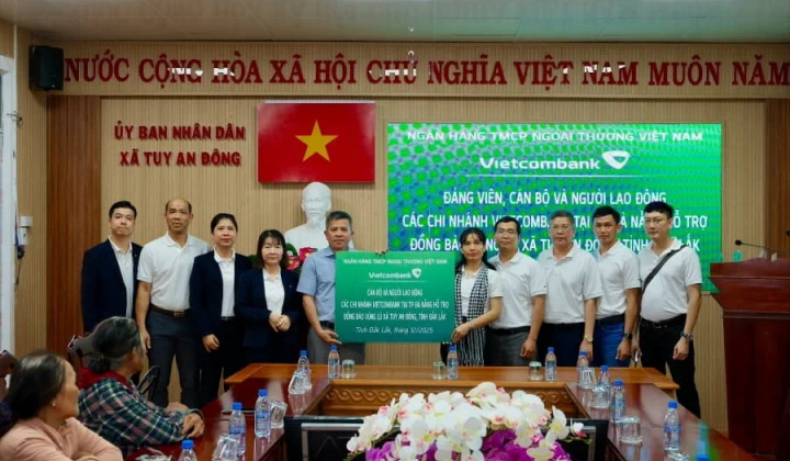 Vietcombank hỗ trợ đồng bào vùng lũ Đắk Lắk và trao học bổng cho trẻ em khó khăn tại TP.HCM